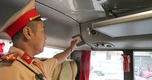 CSGT kiểm tra thiết bị chống bỏ quên trẻ trên xe chở học sinh ở Hà Nội