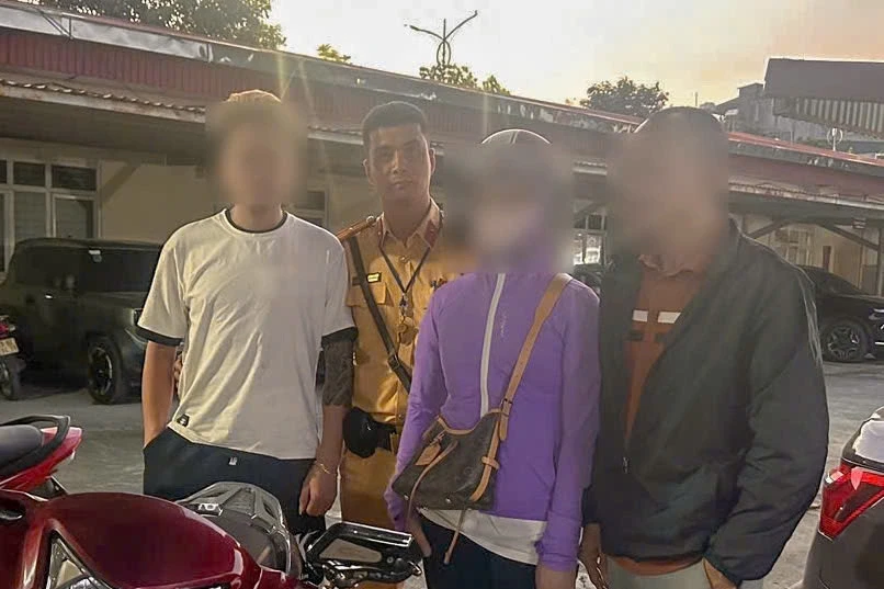 CSGT kịp thời ngăn người phụ nữ định nhảy cầu vì cãi nhau với chồng CSGT kịp thời ngăn người phụ nữ định nhảy cầu vì cãi nhau với chồng