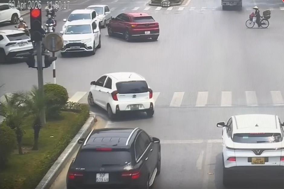 CSGT làm rõ tranh cãi 'báo lỗi sai' với ô tô quay đầu tại vạch đi bộ sang đường CSGT làm rõ tranh cãi 'báo lỗi sai' với ô tô quay đầu tại vạch đi bộ sang đường