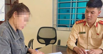 CSGT làm việc với nữ tài xế để trẻ nhỏ ngồi trước vô lăng ô tô đang chạy
