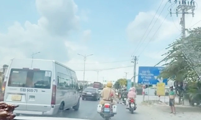 CSGT mở đường xuyên đoạn ùn tắc gần 25km, giúp người bệnh đi cấp cứu kịp thời CSGT mở đường xuyên đoạn ùn tắc gần 25km, giúp người bệnh đi cấp cứu kịp thời