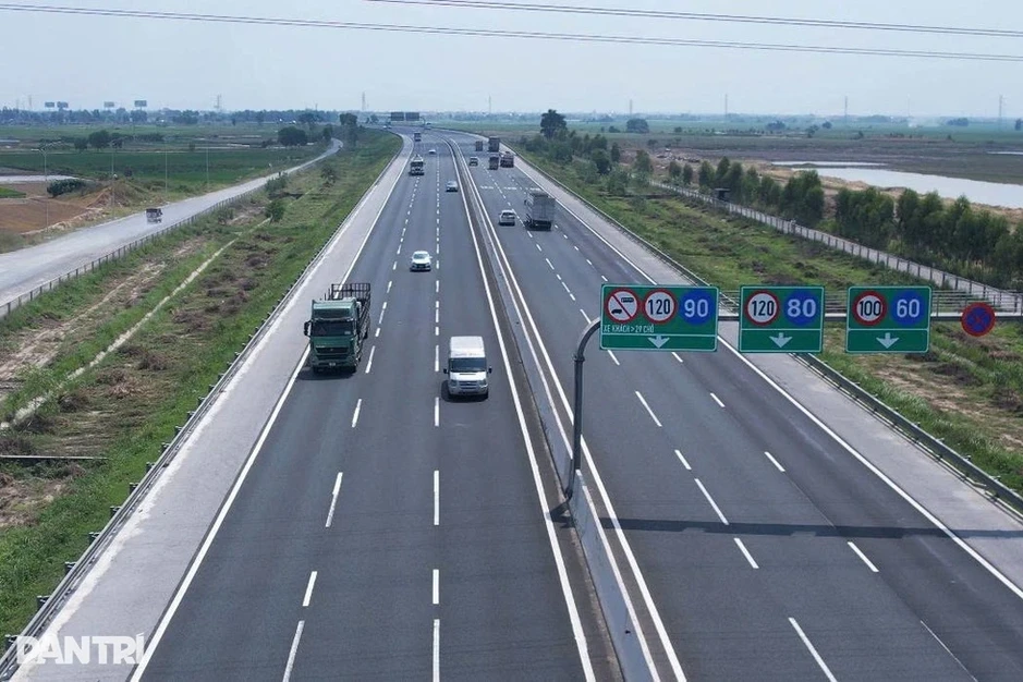 CSGT nói gì về tình trạng xe limousine "bay" gần 140km/h trên cao tốc? CSGT nói gì về tình trạng xe limousine "bay" gần 140km/h trên cao tốc?