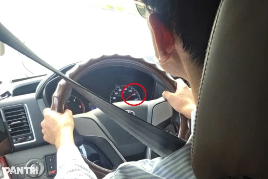 CSGT nói gì về tình trạng xe limousine "bay" gần 140km/h trên cao tốc? CSGT nói gì về tình trạng xe limousine "bay" gần 140km/h trên cao tốc?