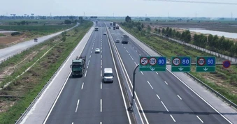 CSGT nói gì về tình trạng xe limousine "bay" gần 140km/h trên cao tốc?