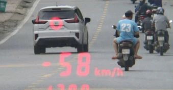 CSGT phạt người nước ngoài lái ô tô quá tốc độ ở Lào Cai
