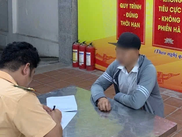 CSGT phạt tài xế ô tô khách tạt đầu xe ôm công nghệ ở Hà Nội CSGT phạt tài xế ô tô khách tạt đầu xe ôm công nghệ ở Hà Nội