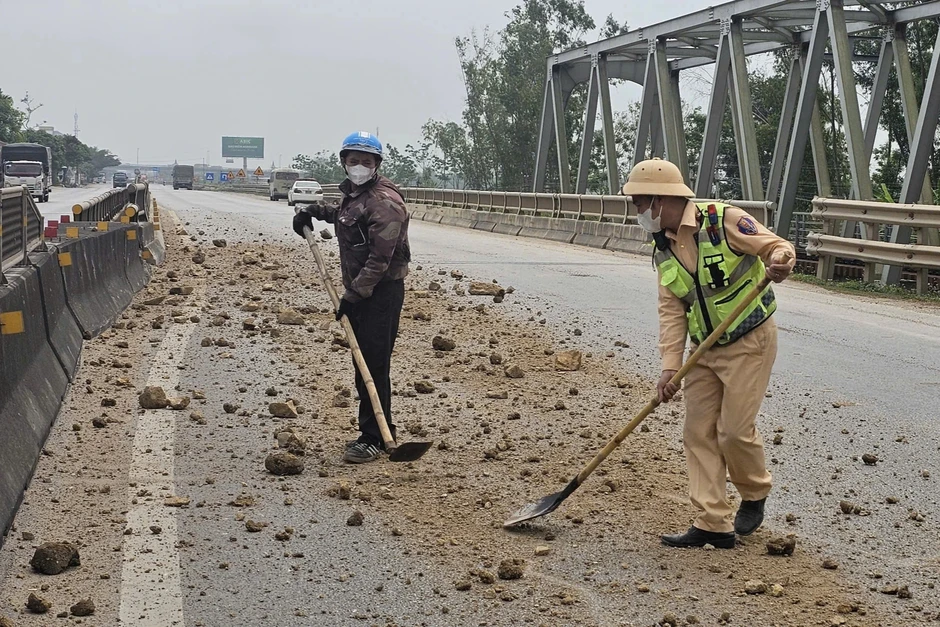 CSGT quét dọn đất đá rơi vãi trên quốc lộ CSGT quét dọn đất đá rơi vãi trên quốc lộ