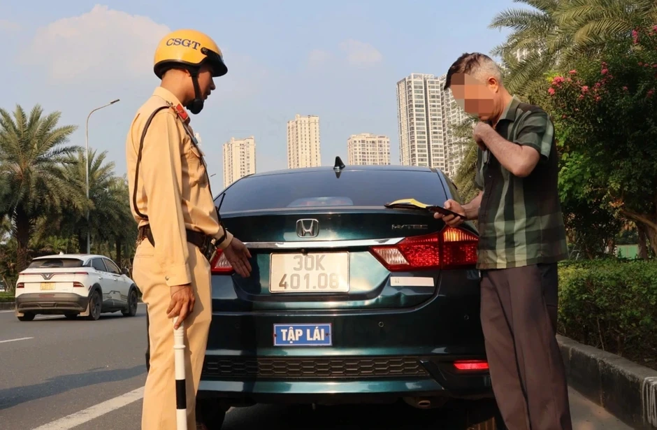 CSGT tăng cường kiểm tra với xe tập lái khi thực hành trên đường