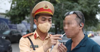 CSGT test ma túy hàng chục tài xế xe đưa đón học sinh ở Hà Nội