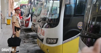 CSGT trực tiếp đi xe giường nằm để kiểm tra độ an toàn