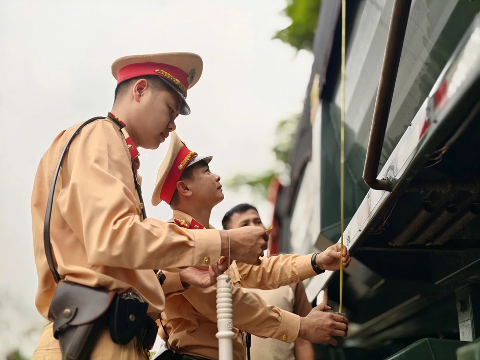 CSGT vào tận công trường yêu cầu tài xế rửa sạch xe trước khi ra đường CSGT vào tận công trường yêu cầu tài xế rửa sạch xe trước khi ra đường