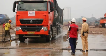 CSGT vào tận công trường yêu cầu tài xế rửa sạch xe trước khi ra đường