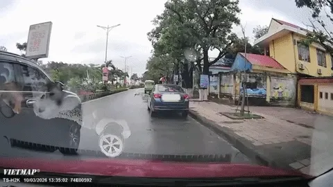 CSGT xác minh ô tô di chuyển bất thường, nghi cố tình chặn xe khác CSGT xác minh ô tô di chuyển bất thường, nghi cố tình chặn xe khác