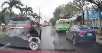 CSGT xác minh ô tô di chuyển bất thường, nghi cố tình chặn xe khác
