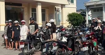 CSGT xử lý 30 thanh thiếu niên tụ tập chạy xe dàn hàng ngang, ném bột trên phố