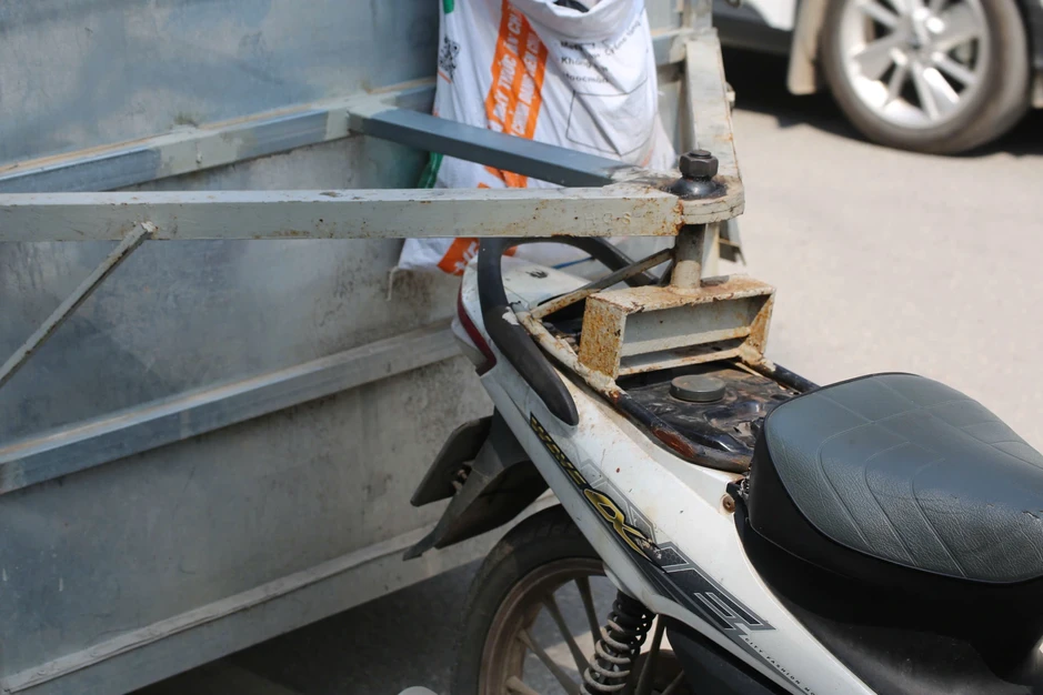 CSGT xử phạt nhiều người giao hàng chế thêm thùng sau xe máy CSGT xử phạt nhiều người giao hàng chế thêm thùng sau xe máy