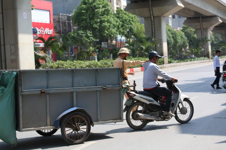 CSGT xử phạt nhiều người giao hàng chế thêm thùng sau xe máy CSGT xử phạt nhiều người giao hàng chế thêm thùng sau xe máy