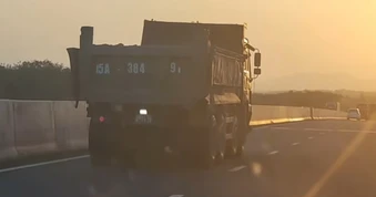 CSGT xử phạt nhiều xe tải, xe khách cố 'bám làn trái' trên cao tốc