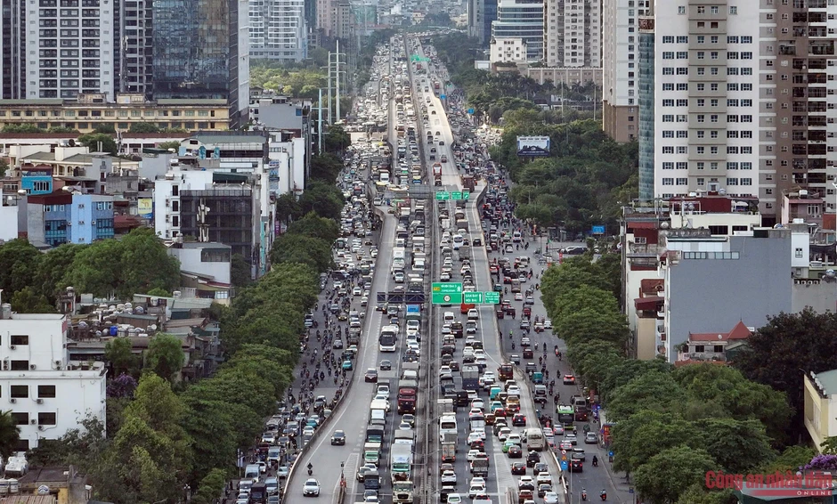 Cửa ngõ Hà Nội ken đặc xe lúc nửa đêm, CSGT vất vả điều tiết