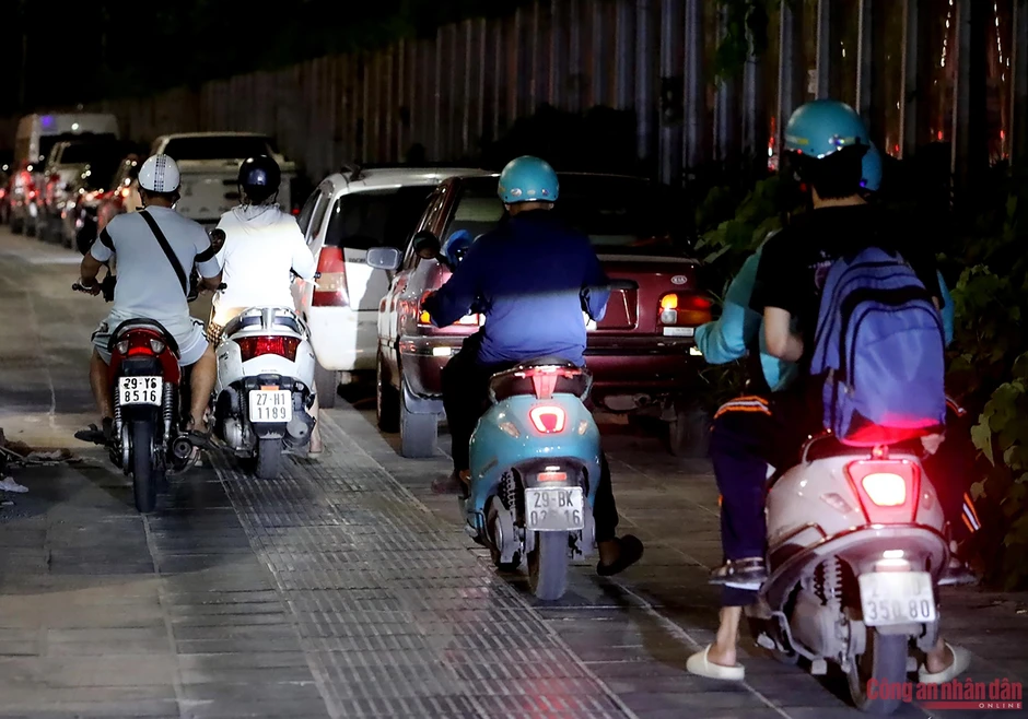 Cửa ngõ Hà Nội ken đặc xe lúc nửa đêm, CSGT vất vả điều tiết