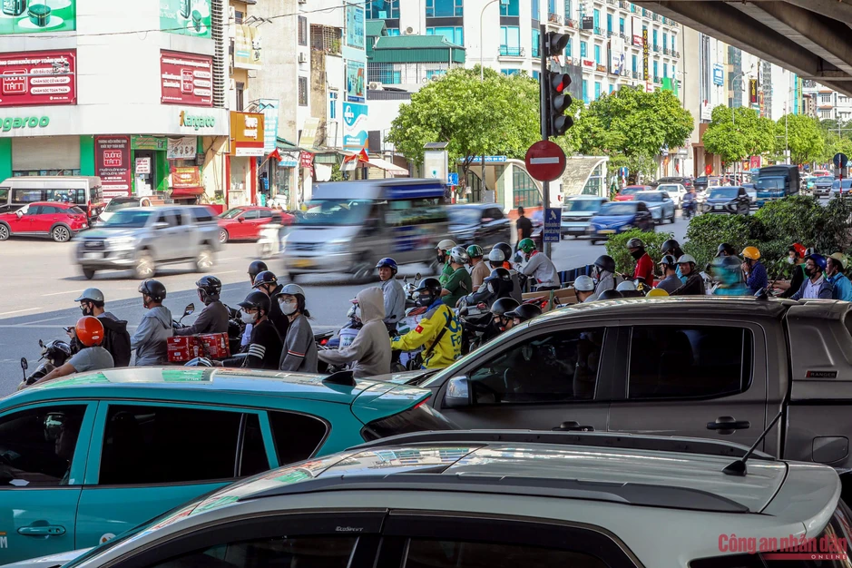 Cửa ngõ Hà Nội ken đặc xe lúc nửa đêm, CSGT vất vả điều tiết
