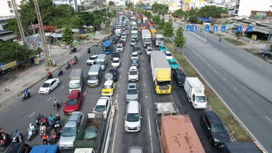 Cửa ngõ phía nam TP HCM ùn tắc do loạt xe sụp 'ổ gà' Cửa ngõ phía nam TP HCM ùn tắc do loạt xe sụp 'ổ gà'