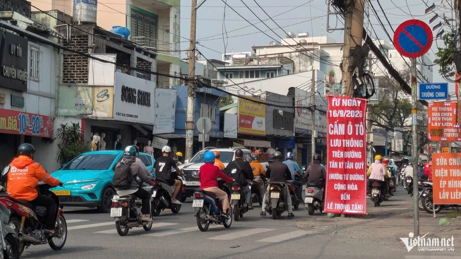 Cửa ngõ TPHCM ùn tắc kéo dài vì công trường thi công ga ngầm metro