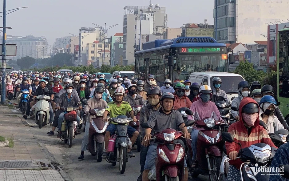 Cửa ngõ TPHCM ùn tắc kéo dài vì công trường thi công ga ngầm metro