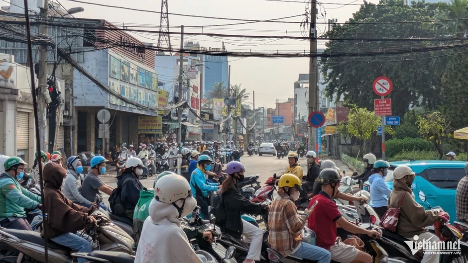 Cửa ngõ TPHCM ùn tắc kéo dài vì công trường thi công ga ngầm metro
