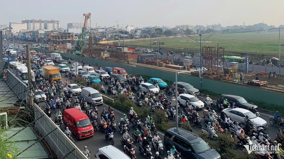 Cửa ngõ TPHCM ùn tắc kéo dài vì công trường thi công ga ngầm metro