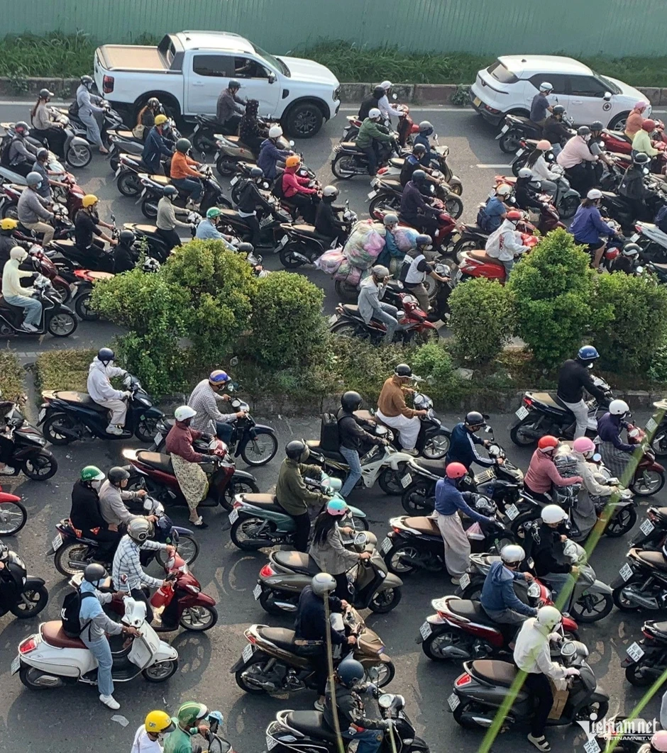 Cửa ngõ TPHCM ùn tắc kéo dài vì công trường thi công ga ngầm metro