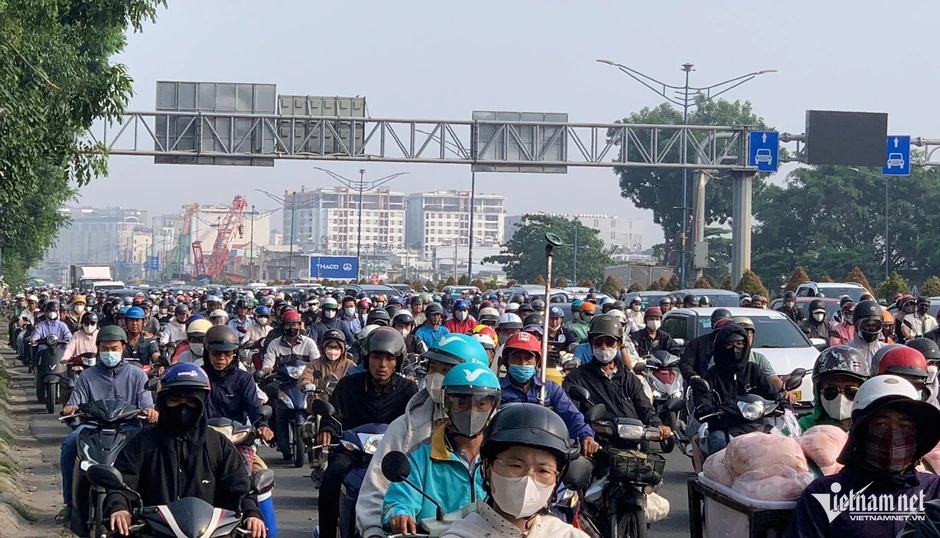 Cửa ngõ TPHCM ùn tắc kéo dài vì công trường thi công ga ngầm metro