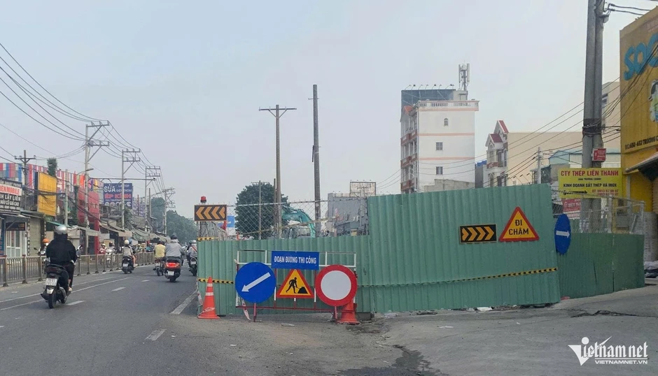 Cửa ngõ TPHCM ùn tắc kéo dài vì công trường thi công ga ngầm metro