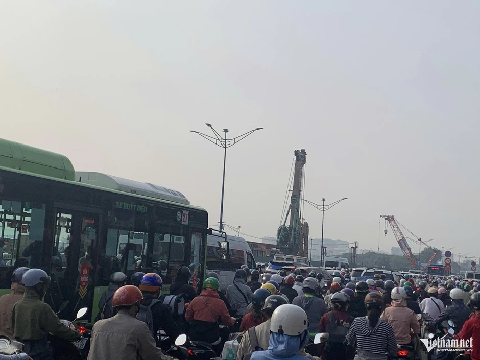 Cửa ngõ TPHCM ùn tắc kéo dài vì công trường thi công ga ngầm metro