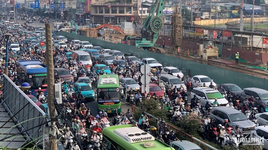 Cửa ngõ TPHCM ùn tắc kéo dài vì công trường thi công ga ngầm metro