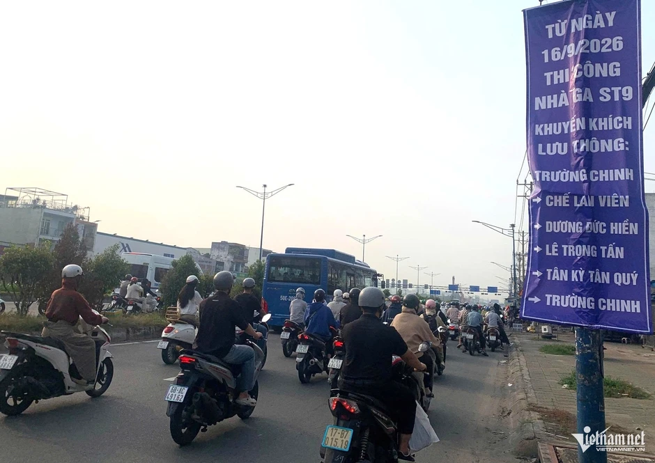 Cửa ngõ TPHCM ùn tắc kéo dài vì công trường thi công ga ngầm metro