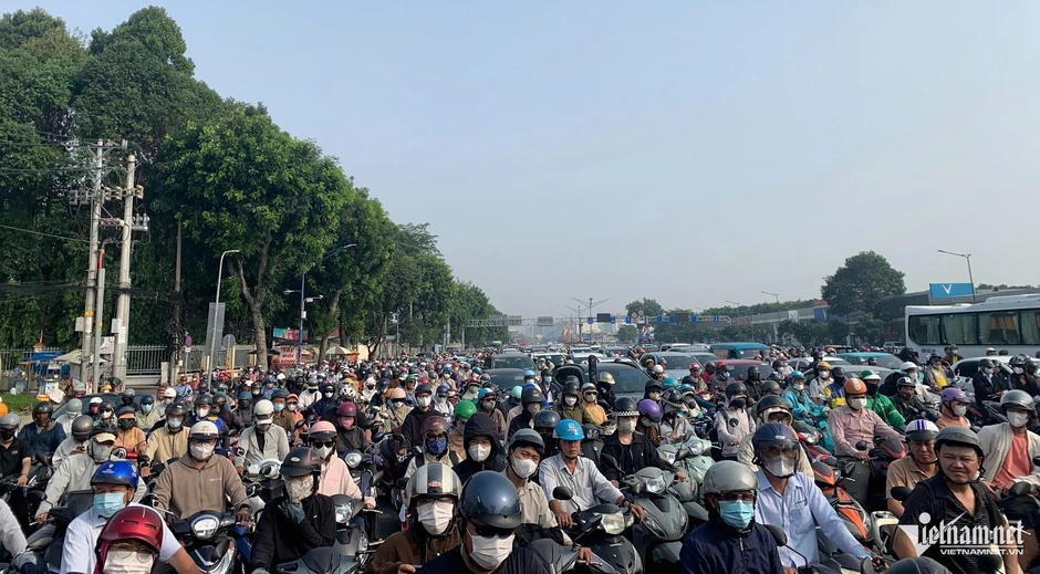 Cửa ngõ TPHCM ùn tắc kéo dài vì công trường thi công ga ngầm metro