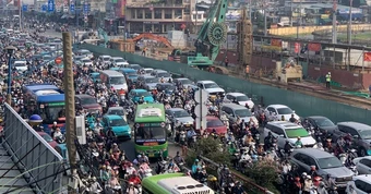 Cửa ngõ TPHCM ùn tắc kéo dài vì công trường thi công ga ngầm metro