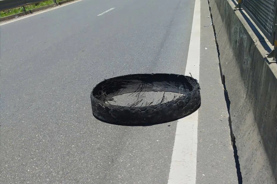 Cục CSGT cảnh báo tình trạng ô tô nổ lốp trong ngày nắng nóng Cục CSGT cảnh báo tình trạng ô tô nổ lốp trong ngày nắng nóng