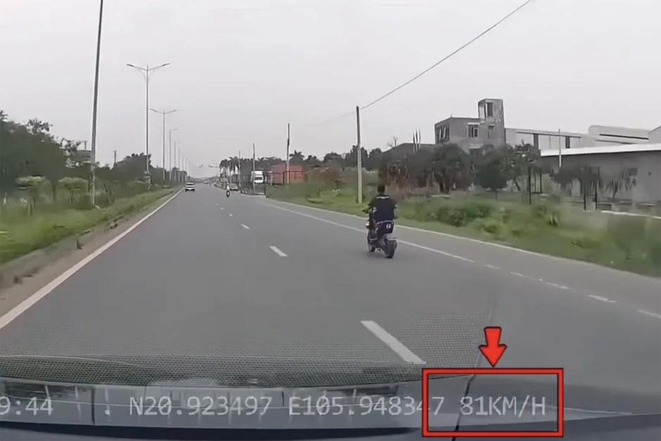 Cục CSGT đăng clip 'giật mình' với nam sinh phóng xe điện gần 90km/h Cục CSGT đăng clip 'giật mình' với nam sinh phóng xe điện gần 90km/h