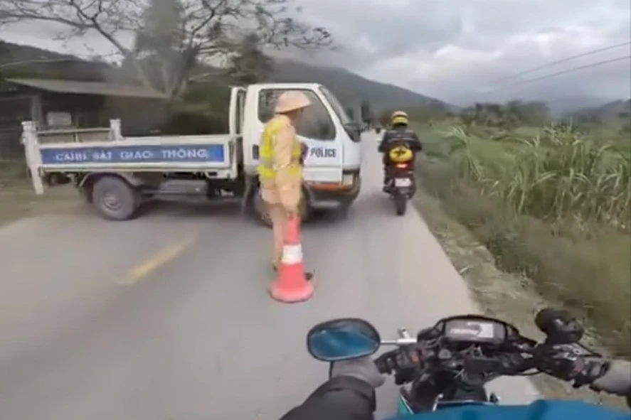 Cục CSGT lên tiếng về thông tin CSGT dùng xe công vụ chắn ngang đường
