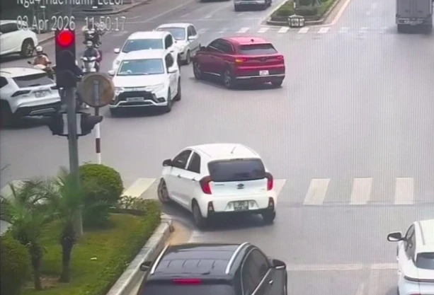 Cục CSGT lên tiếng về tranh luận "ô tô quay đầu ở vạch đi bộ sang đường" Cục CSGT lên tiếng về tranh luận "ô tô quay đầu ở vạch đi bộ sang đường"