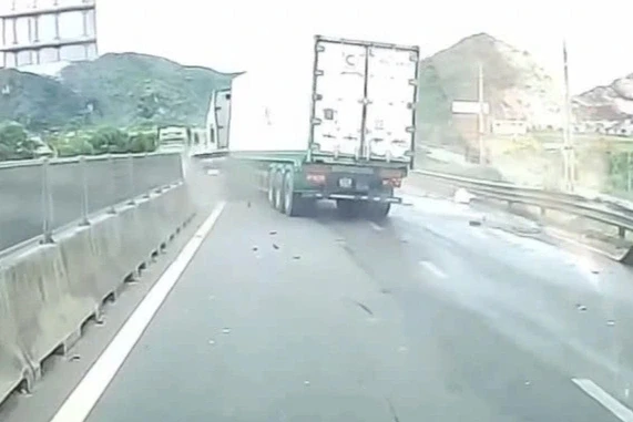 Cục CSGT thông tin về vụ tai nạn giữa 11 ô tô trên cao tốc Cao Bồ - Mai Sơn Cục CSGT thông tin về vụ tai nạn giữa 11 ô tô trên cao tốc Cao Bồ - Mai Sơn