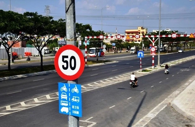 Cục Đường bộ nói gì về bất cập biển báo khiến tài xế 'hoa mắt', phải phanh gấp? Cục Đường bộ nói gì về bất cập biển báo khiến tài xế 'hoa mắt', phải phanh gấp?