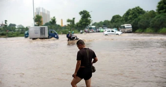 Đại lộ Thăng Long ngập sâu, cấm phương tiện qua đoạn đường gom dài 2km