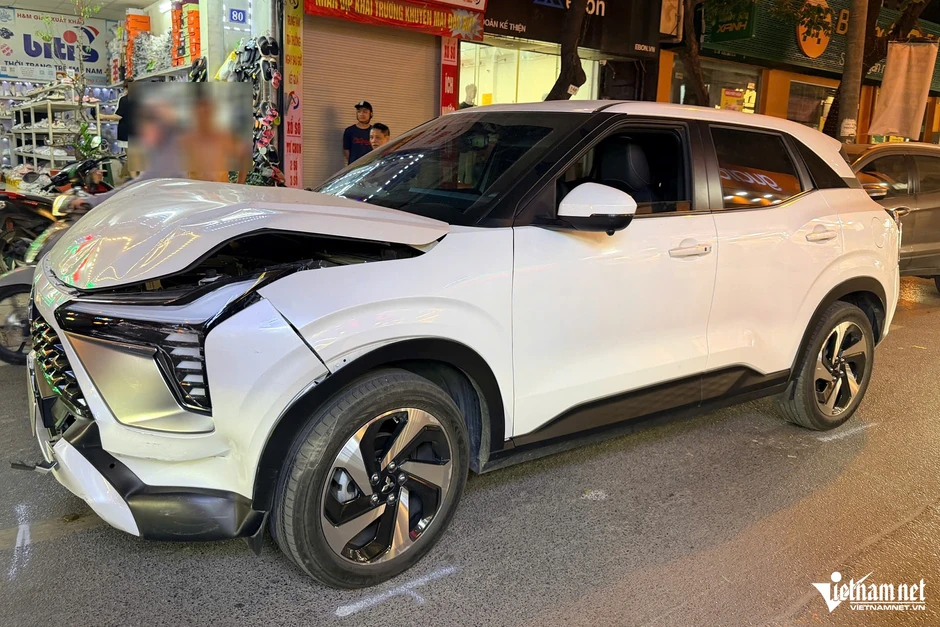 Đâm loạt xe ở Hà Nội, nữ tài xế hoảng loạn, gục trên vô lăng Đâm loạt xe ở Hà Nội, nữ tài xế hoảng loạn, gục trên vô lăng