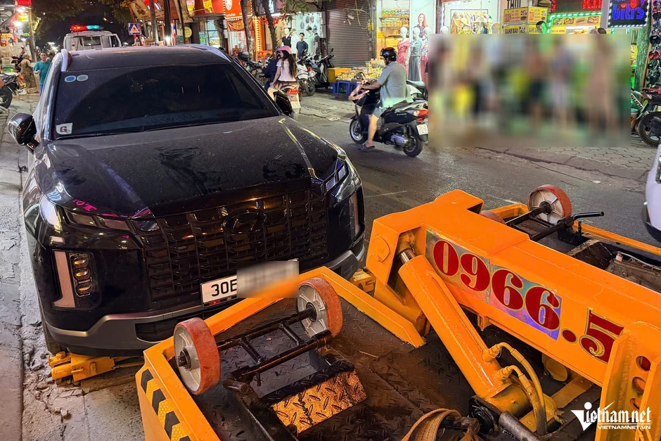 Đâm loạt xe ở Hà Nội, nữ tài xế hoảng loạn, gục trên vô lăng Đâm loạt xe ở Hà Nội, nữ tài xế hoảng loạn, gục trên vô lăng