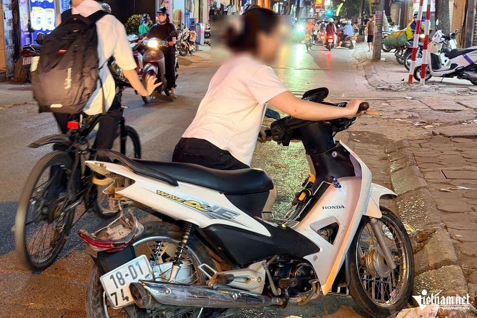 Đâm loạt xe ở Hà Nội, nữ tài xế hoảng loạn, gục trên vô lăng Đâm loạt xe ở Hà Nội, nữ tài xế hoảng loạn, gục trên vô lăng