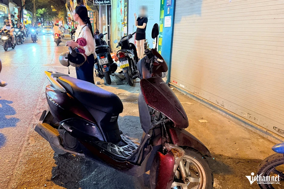 Đâm loạt xe ở Hà Nội, nữ tài xế hoảng loạn, gục trên vô lăng Đâm loạt xe ở Hà Nội, nữ tài xế hoảng loạn, gục trên vô lăng