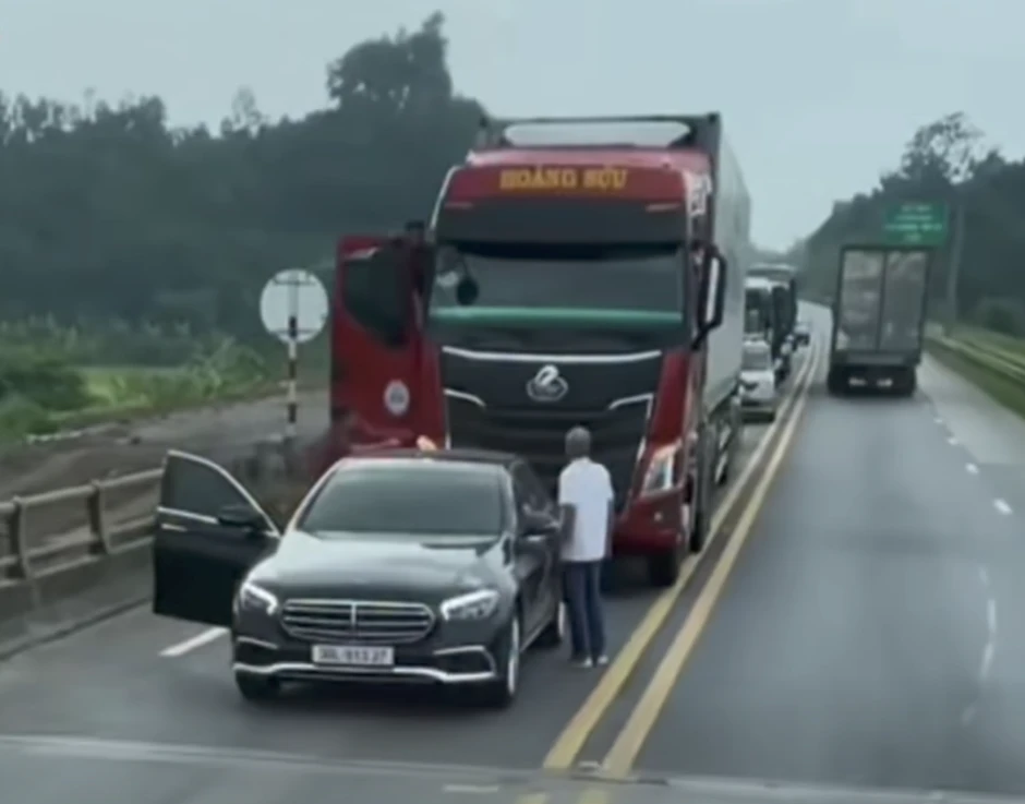 Danh tính nam tài xế dừng Mercedes giữa cao tốc để 'phân bua' Danh tính nam tài xế dừng Mercedes giữa cao tốc để 'phân bua'